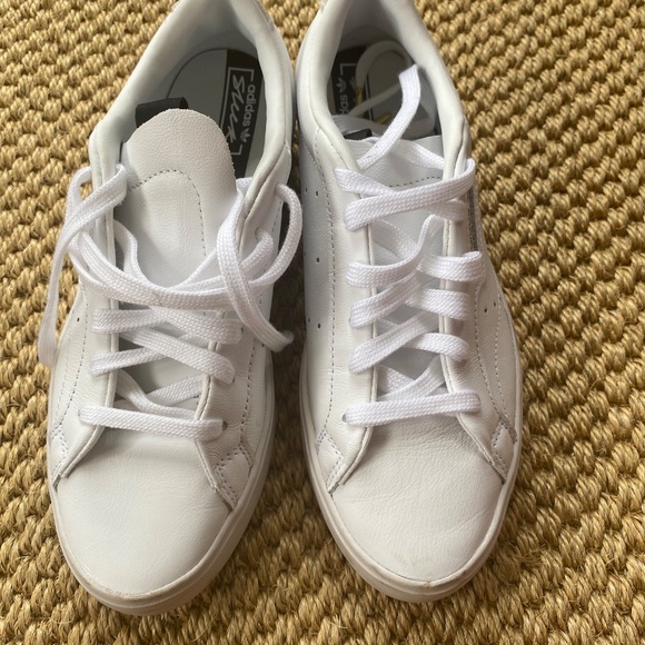 Women’s white sleek sneakers Adidas with gold details - Picture 2 of 9